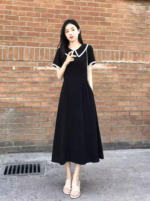 黑色t恤连衣裙怎么搭配外套