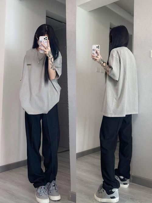 黑偏灰的裤子怎么搭配衣服