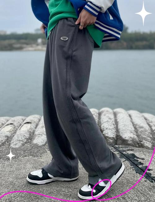 黑偏灰的裤子怎么搭配衣服