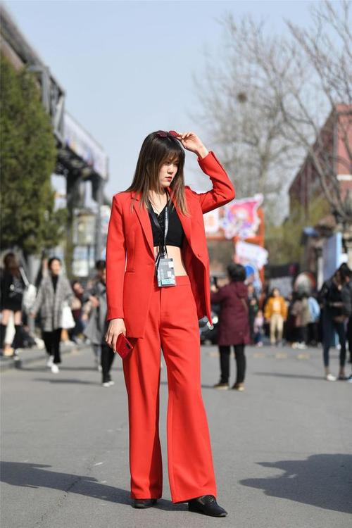 黑红色皮鞋怎么搭配衣服图片