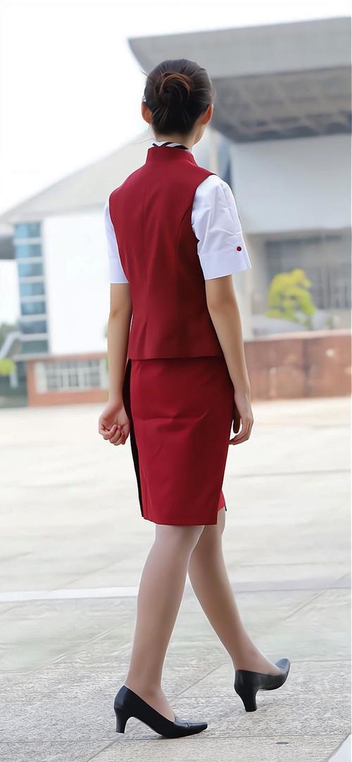 黑红色皮鞋怎么搭配衣服好看