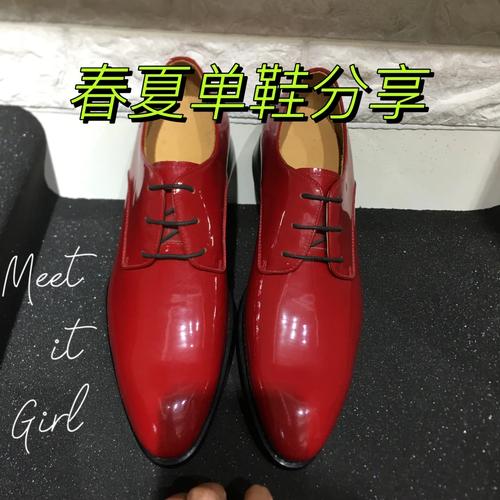 黑红色皮鞋怎么搭配衣服好看