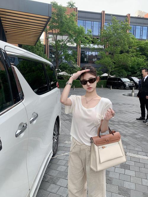 韩版小领白色上衣怎么搭配什么裤子