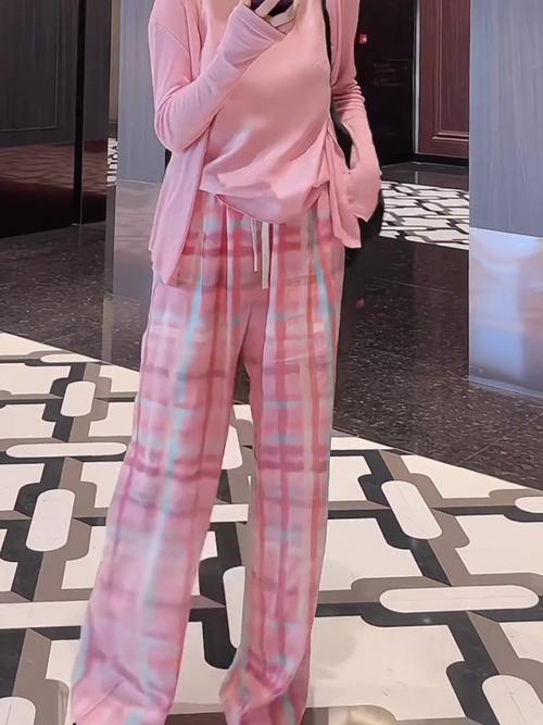 粉色宽腿裤怎么搭配衣服