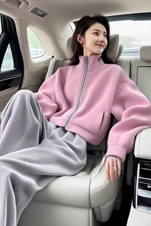 粉色宽腿裤怎么搭配衣服