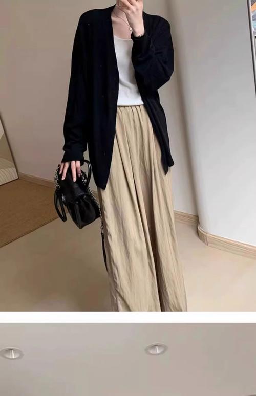深色开衫怎么搭配什么裤子好看吗