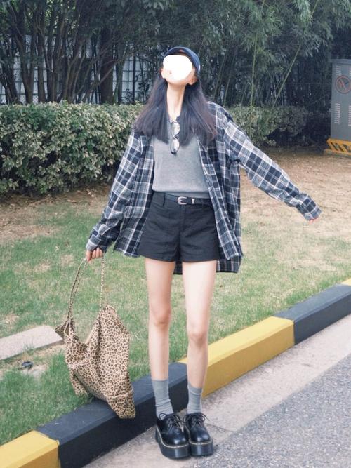 女黑白格子衬衫怎么搭配图片欣赏