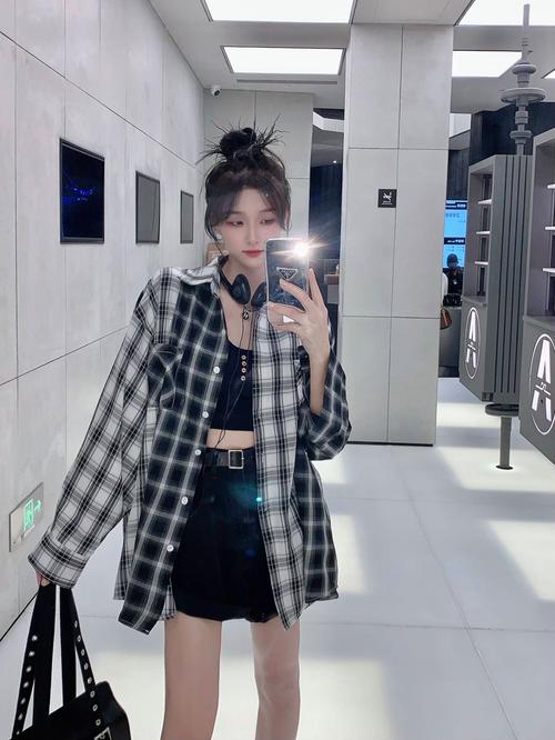 女黑白格子衬衫怎么搭配图片欣赏