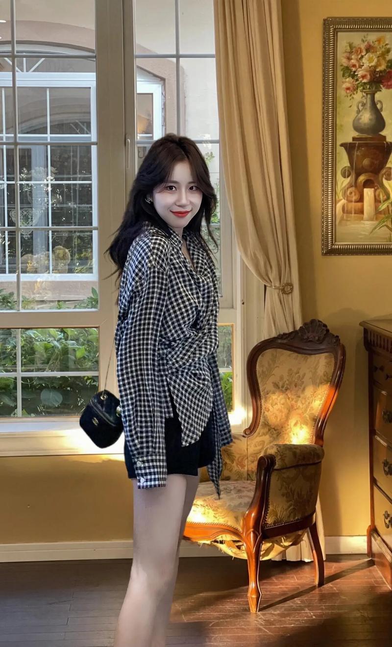 女黑白格子衬衫怎么搭配什么裤子好看