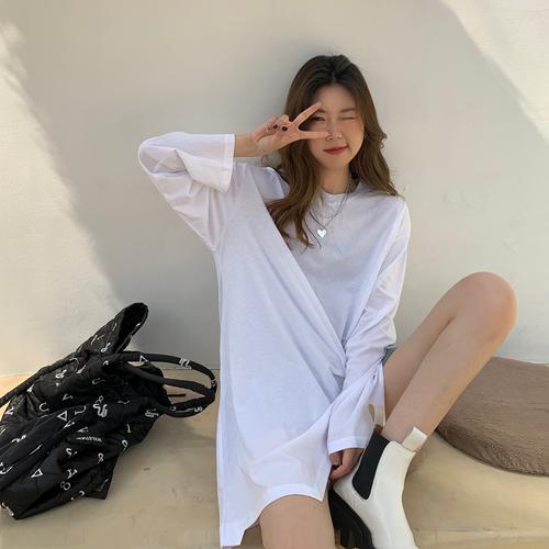 女白色长t恤怎么搭配什么外套