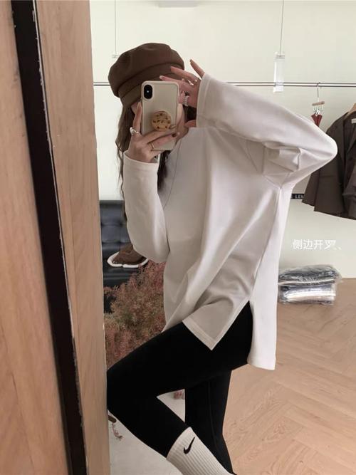 女白色长t恤怎么搭配什么外套