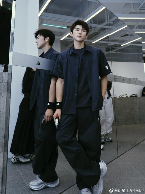 男士黑色花衬衫怎么搭配什么裤子