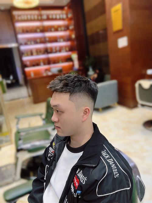 男发际线高适合什么发型