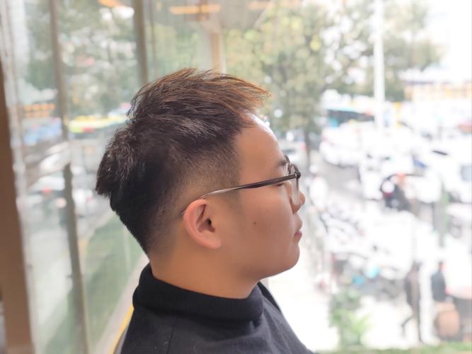 男发际线高适合什么发型