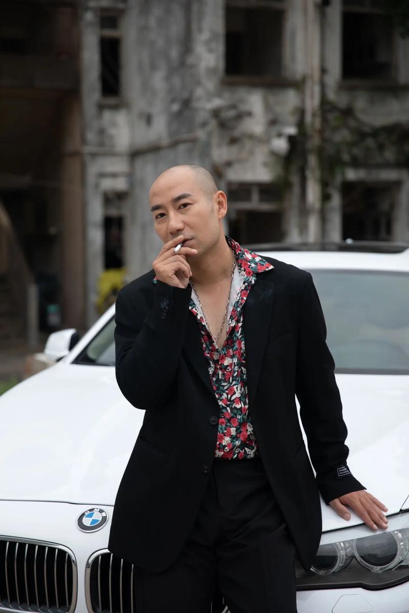 男光头怎么搭配衣服