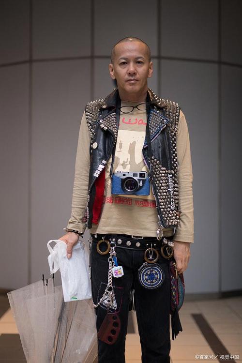 男光头怎么搭配衣服