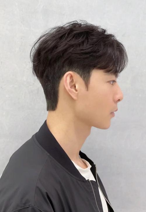 男生脸小剪什么发型