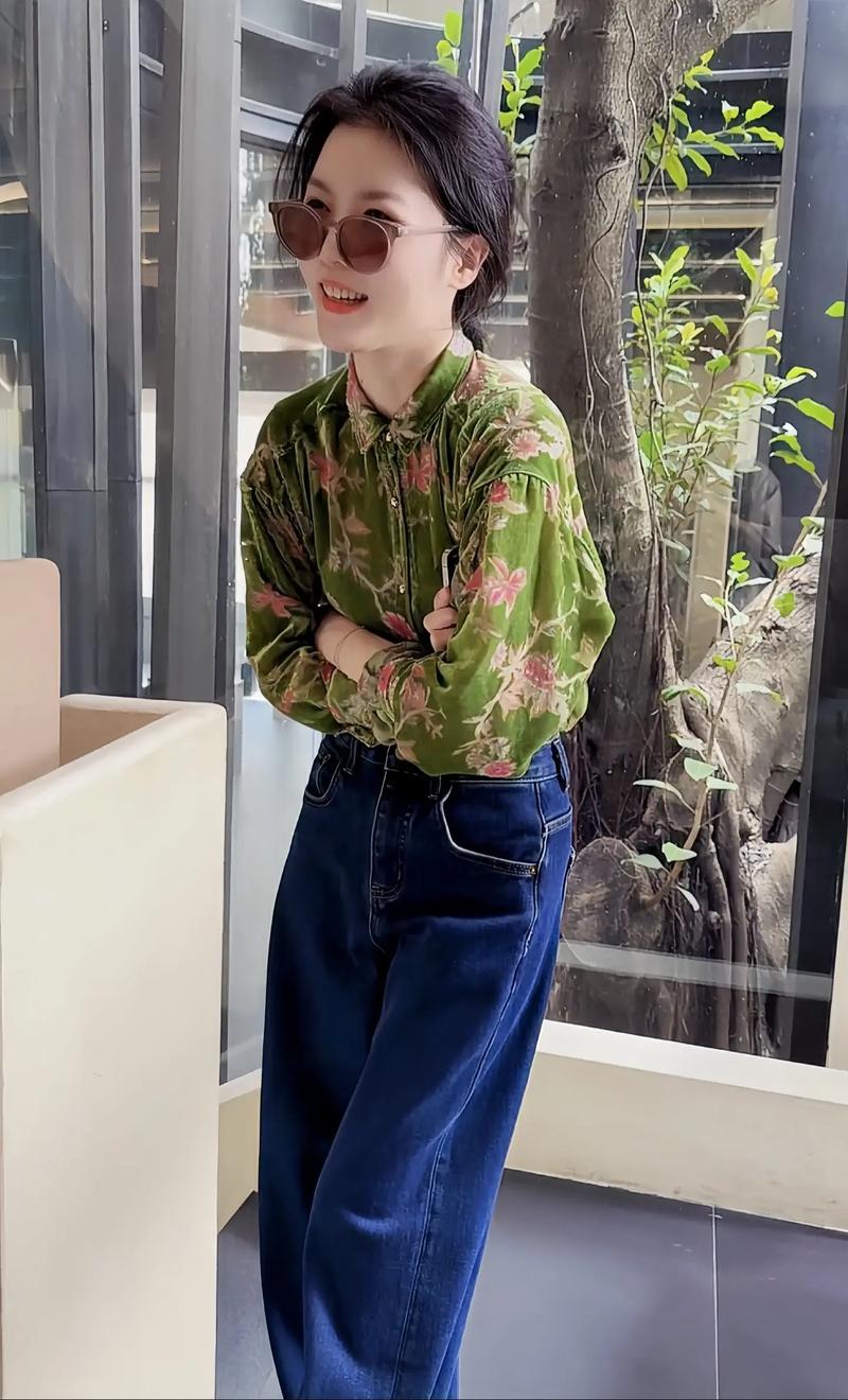 花衬衫配什么裤子女