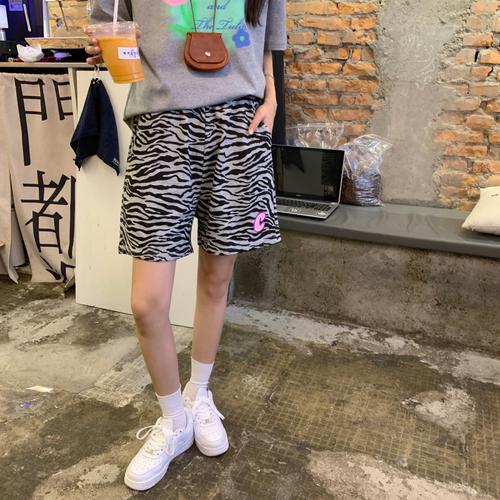 斑马条纹短裤怎么搭配