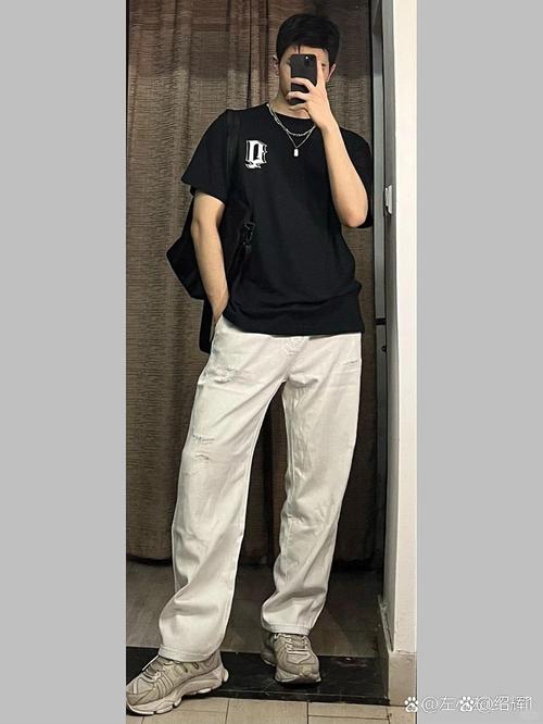 白色t恤黑外套怎么搭配什么裤子好看