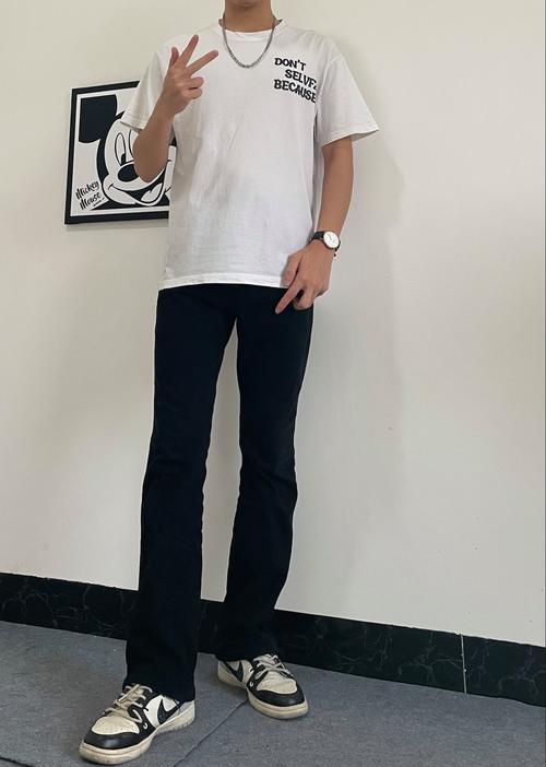白色t恤黑外套怎么搭配什么裤子好看