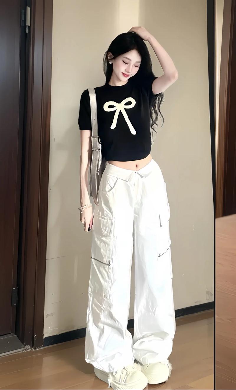 白色t恤黑外套怎么搭配什么裤子