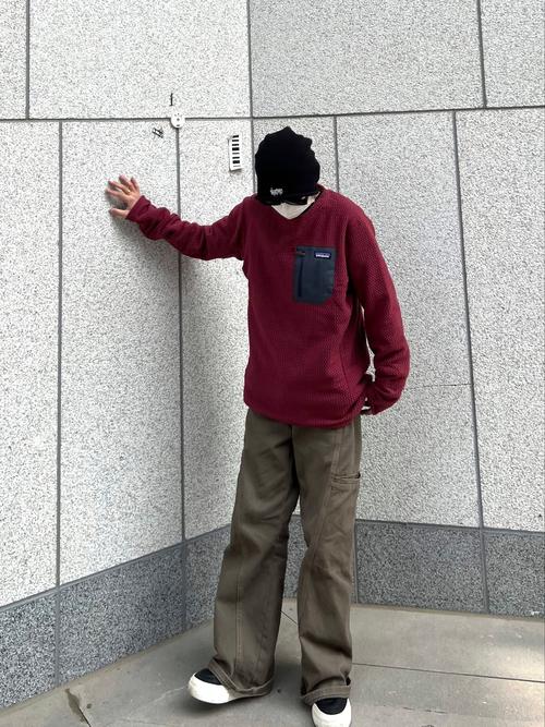 酒红色卫衣配什么裤子