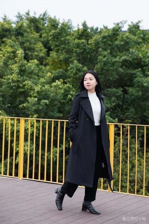 明星军绿色羽绒服怎么搭配