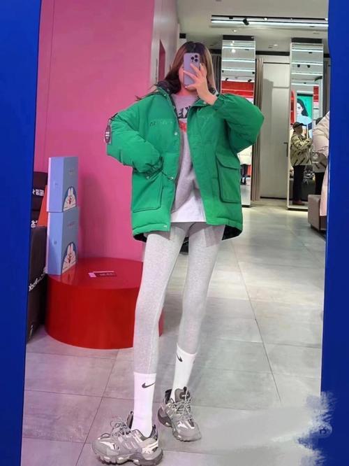 明星军绿色羽绒服怎么搭配