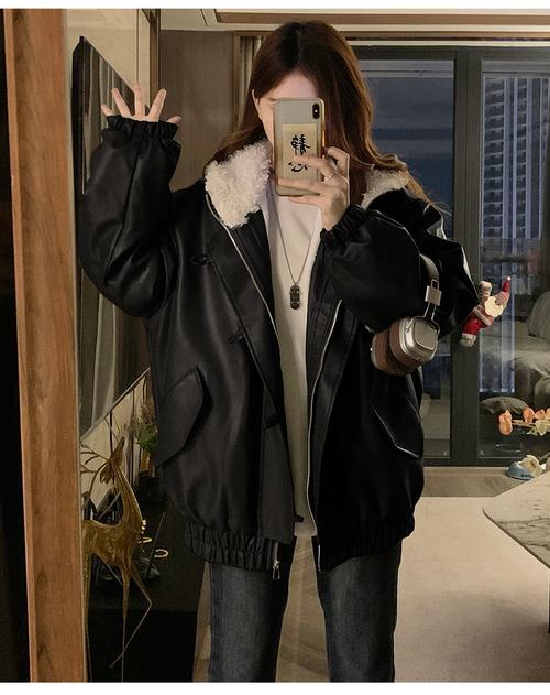 黑色无领羽绒服短装PU皮怎么搭配