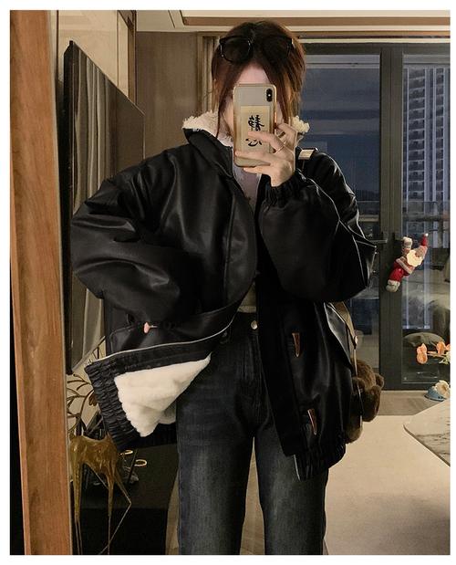 黑色无领羽绒服短装PU皮怎么搭配