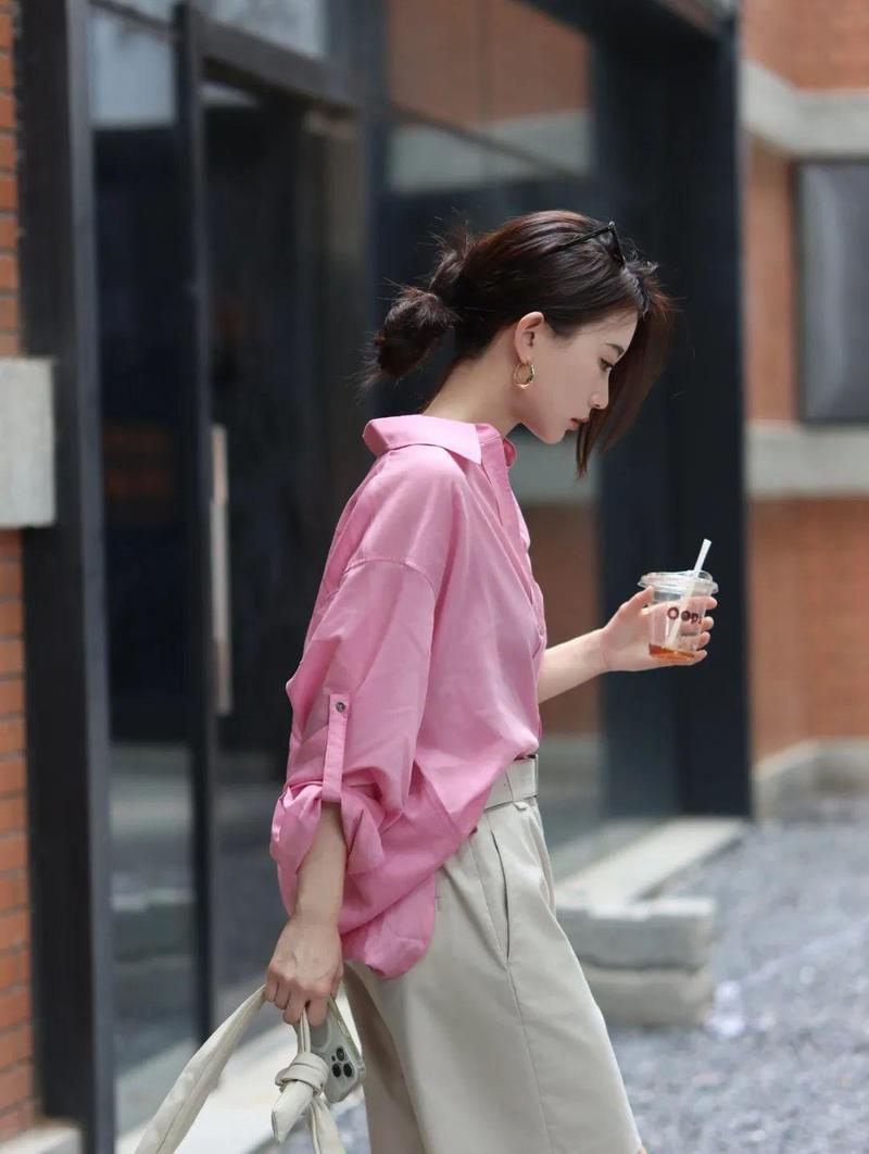 粉色衣服配什么裤子好看