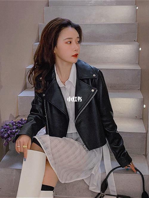 带皮革的小衫怎么搭配