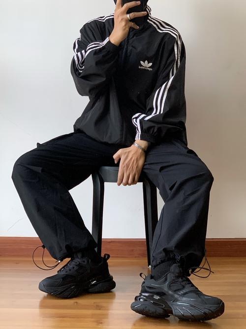 黑色休闲鞋怎么搭配裤子