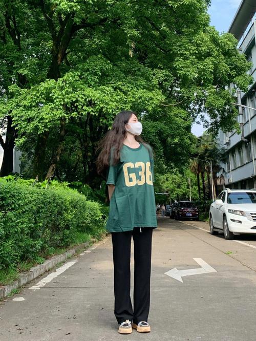 墨绿色上衣怎么搭配