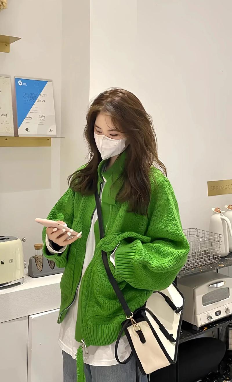 军绿色皮毛一体衣服怎么搭配