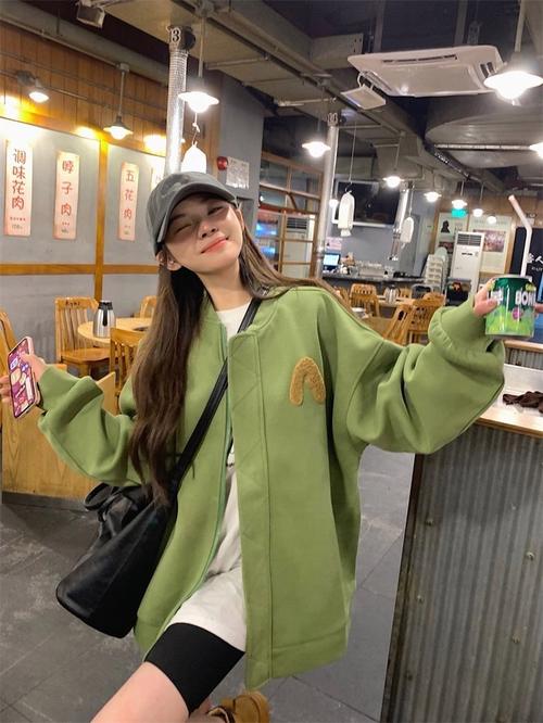 墨绿色棒球服怎么搭配