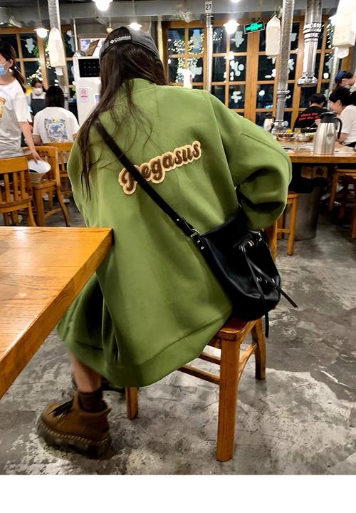 墨绿色棒球服怎么搭配