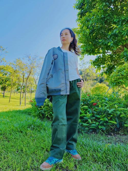 墨绿色棒球服怎么搭配