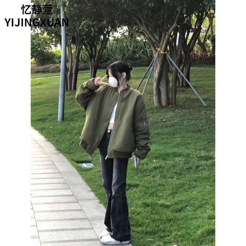 军绿色飞行夹克里面怎么搭配