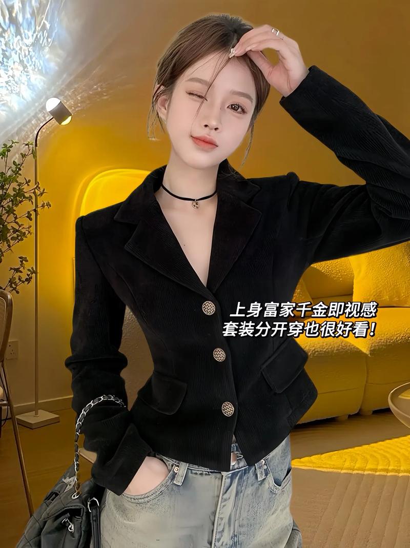 黑色套装怎么搭配