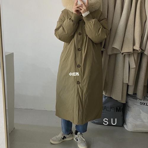 橄榄色羽绒夹克怎么搭配