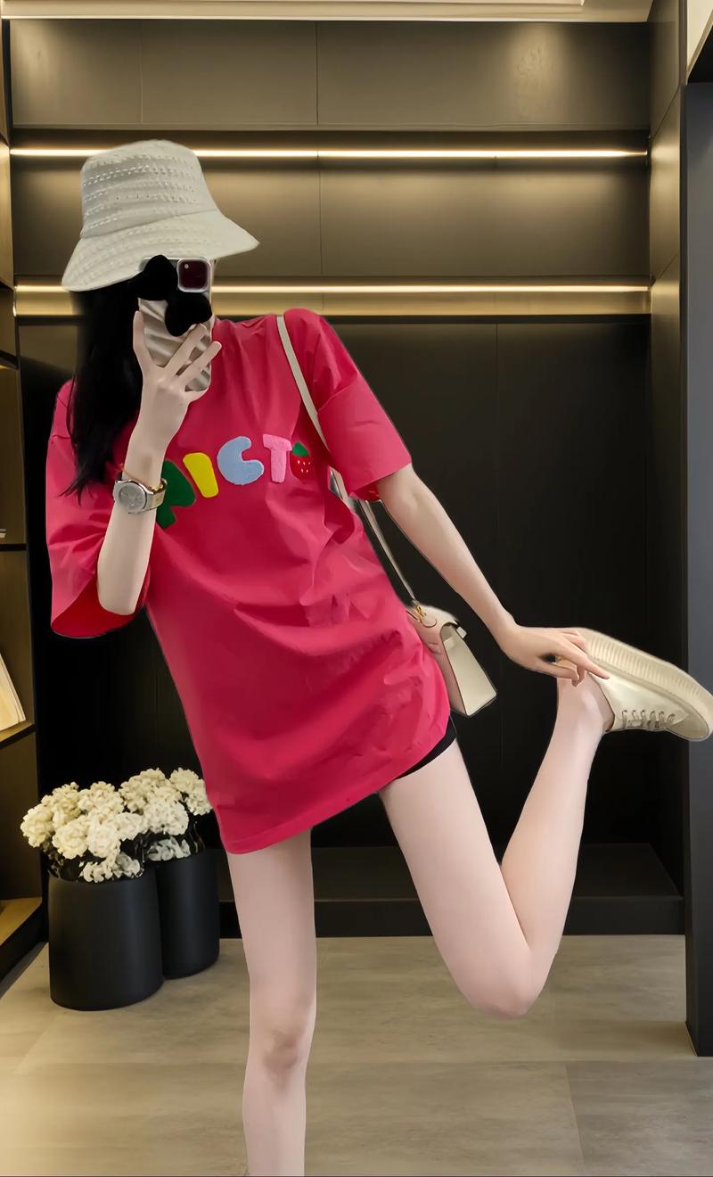 红色长t恤衫怎么搭配
