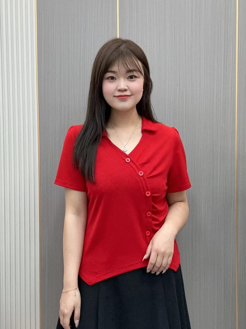 红色长t恤衫怎么搭配