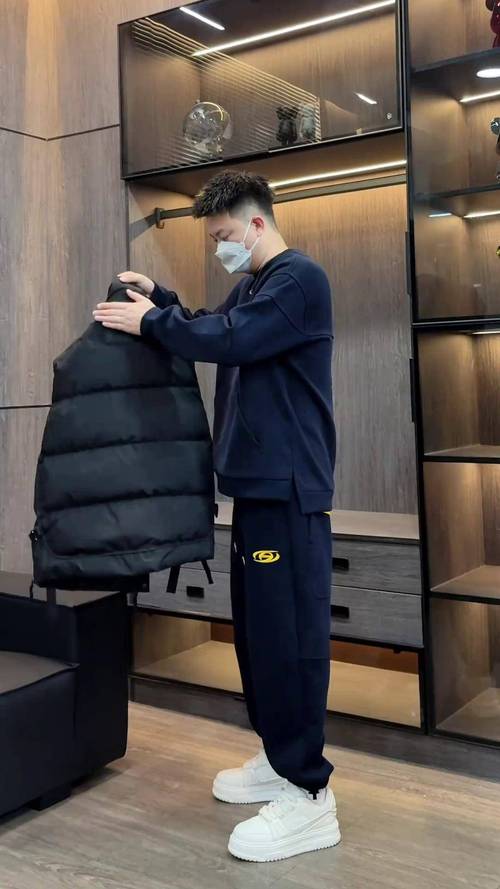 男士藏蓝色包怎么搭配