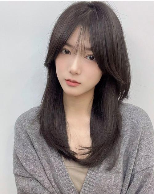 圆脸中长发适合什么发型