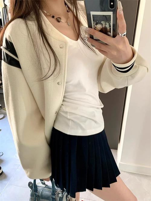 白色棒球外套怎么搭配