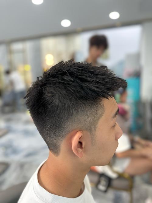 男的剪什么发型好看