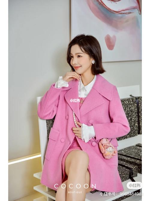 皮粉色大衣怎么搭配