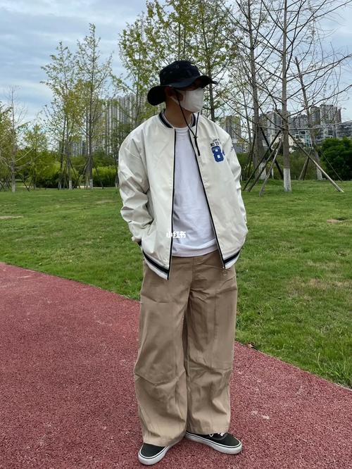 白色棒球服配什么裤子